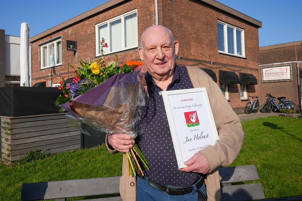 Jan Holvast voor het dorpshuis, waarvan alle betrokkenen de Lien van Eenige Cultuurprijs hebben verdiend.