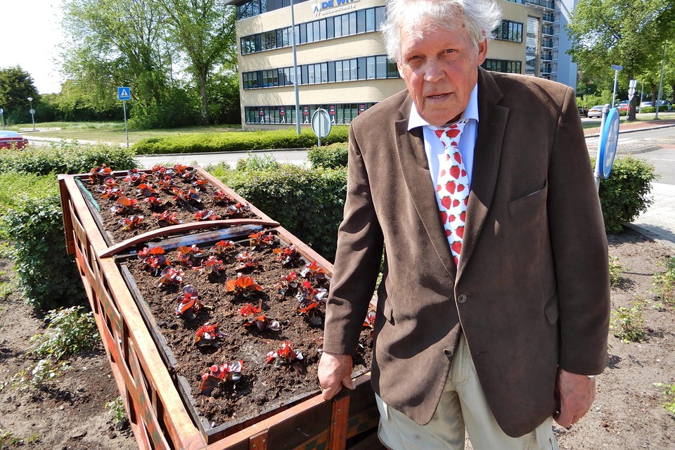 plaatselijke tuinder en volkshistoricus Piet Diemeer met de nieuwe Heemskerkse aardbeienslof.