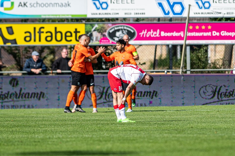Morad el Haddouti buigt het hoofd terwijl spelers van HHC Hardenberg op de achtergrond de 1-0 van Matthijs Hardijk vieren.