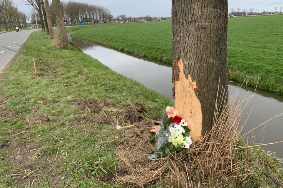Op de plek van het ongeval zijn bloemen gelegd.