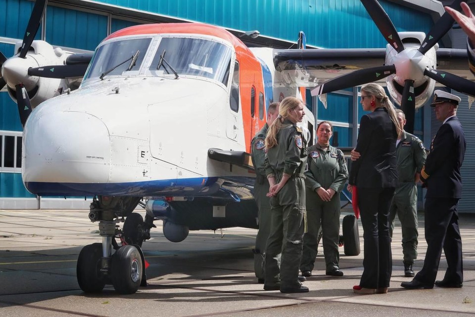 Koningin Máxima in gesprek met personeel van het kustwachtvliegtuig.