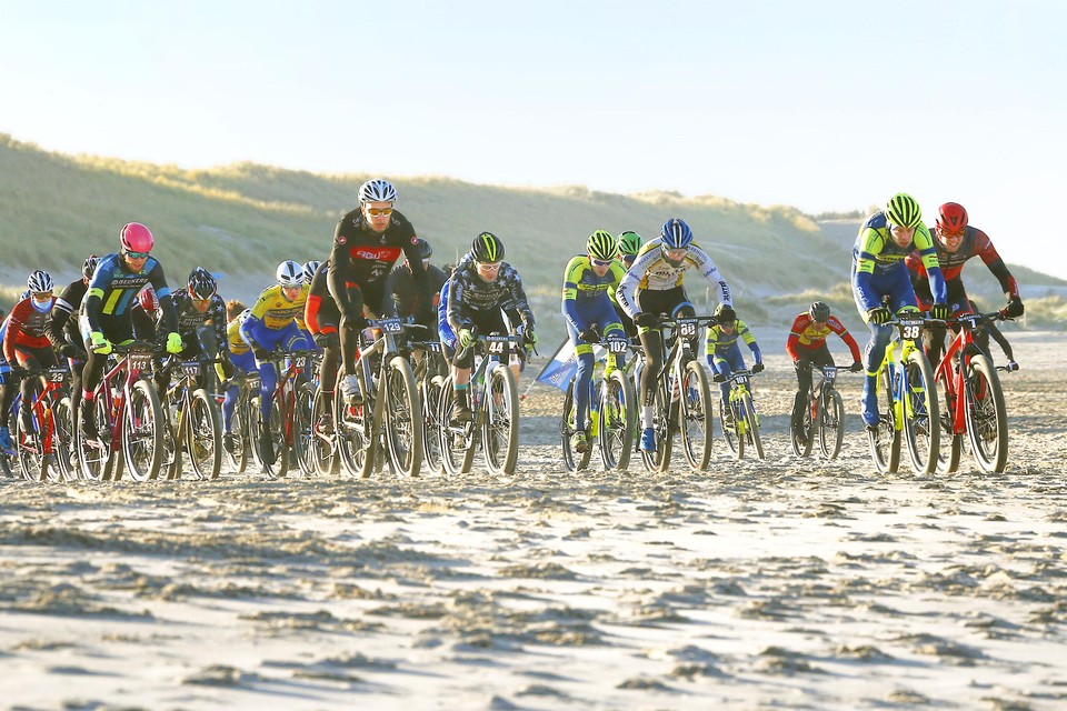 Ruim 260 mountainbikers zwoegen tijdens het beachcriterium op strand van Petten.