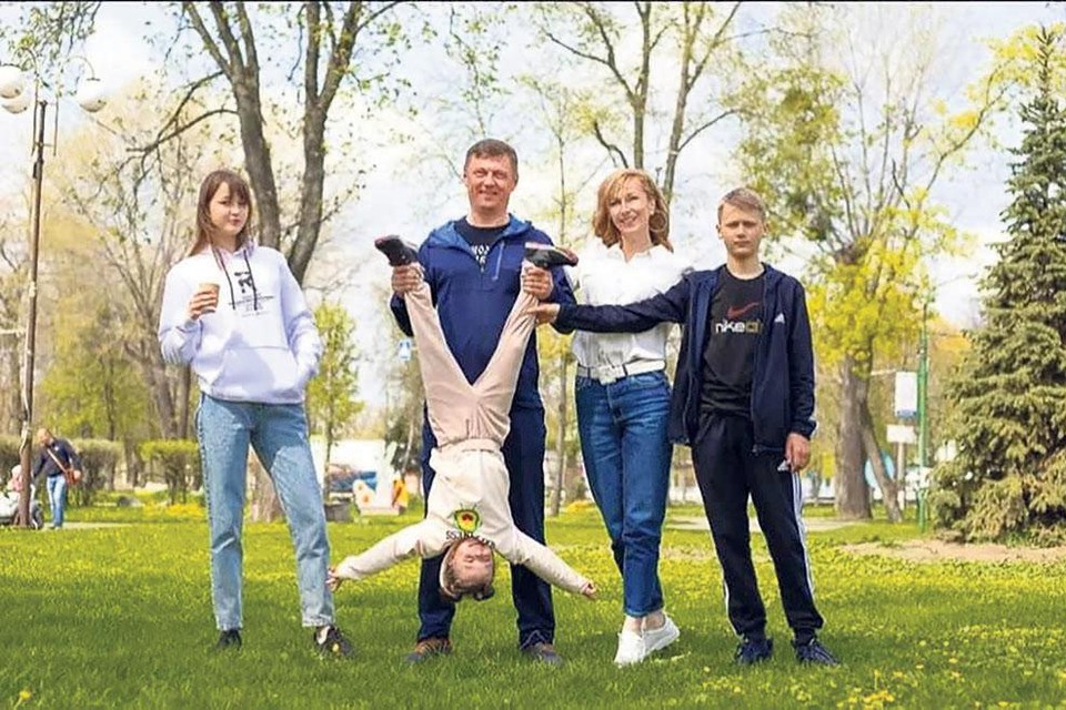 Taisiia Chechil met haar man Andriy en hun kinderen Sofia, Ostap en Solomiya.