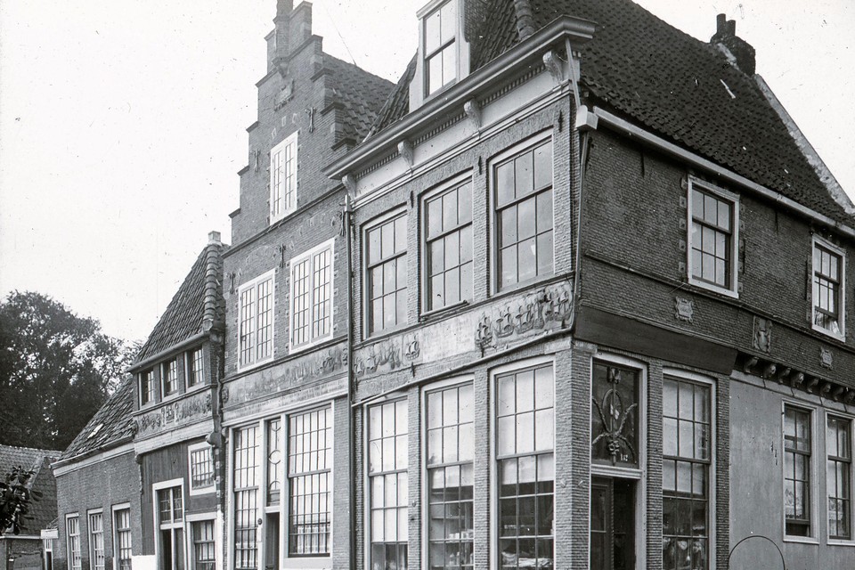 De Bossuhuizen in Hoorn, rond 1910.