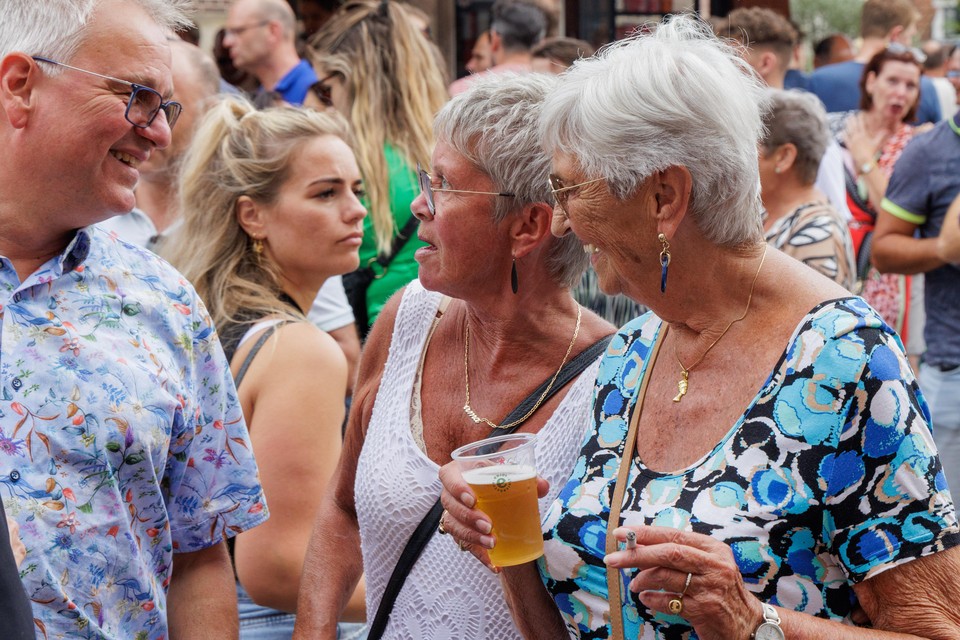 Annie Dammes (86) op het Kerkplein in Hoorn. ,,Als je naar de markt gaat ben je geen Horinees. Echte Horinezen drinken bier.”