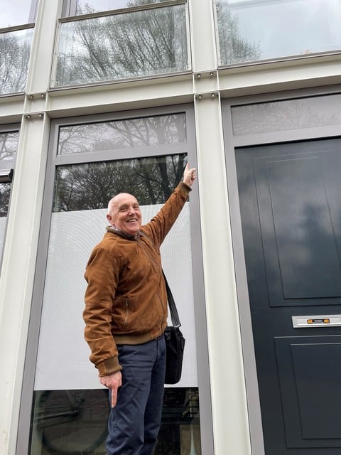 Jaap van der Hout wijst op een detail in de gevel van een herenhuis in de Hoornse binnenstad.