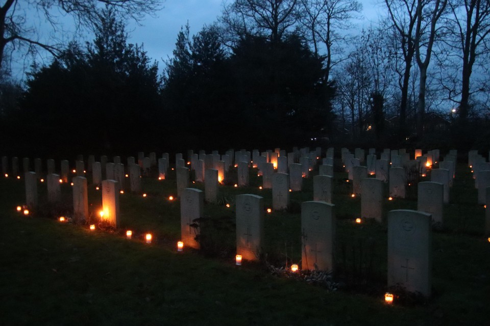 Vrijwilligers plaatsten de lichtjes op de begraafplaats.