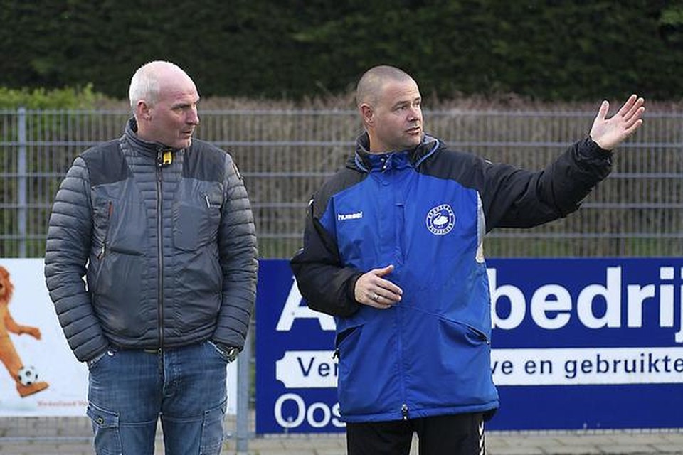 
Enrico Schouten (rechts) met FC Purmerend-coach Adri Looijen voor het oefenduel van dinsdagavond.
