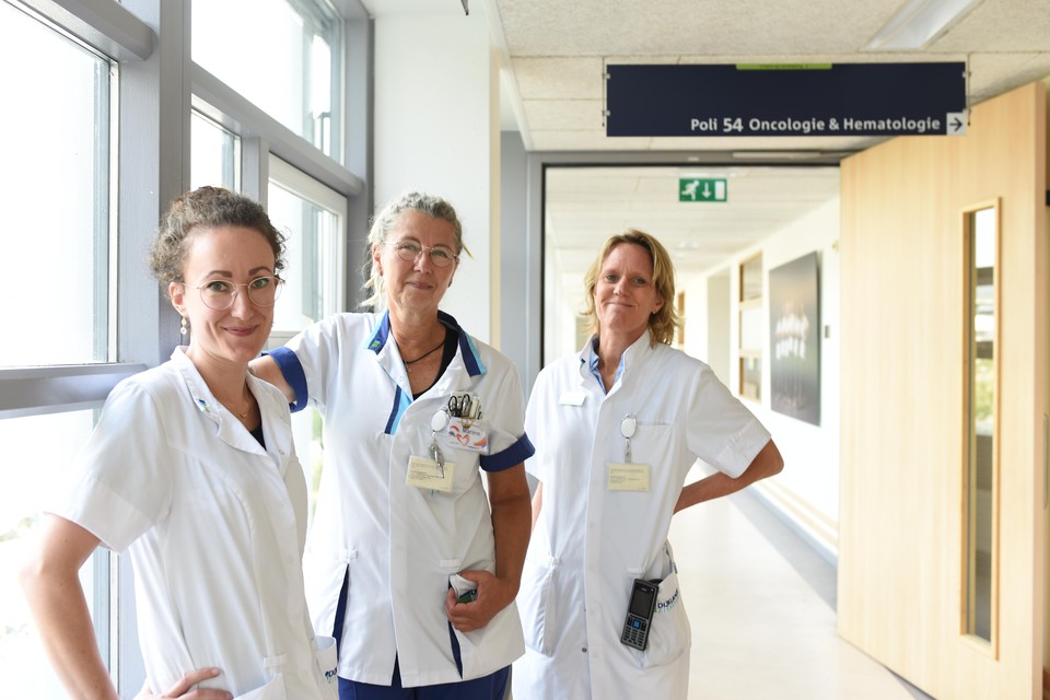 Verpleegkundig specialisten Sylvia Logher-Goes, Marina Boot-Sterk en oncoloog Simone van den Heiligenberg (vlnr) van het Dijklander Ziekenhuis.