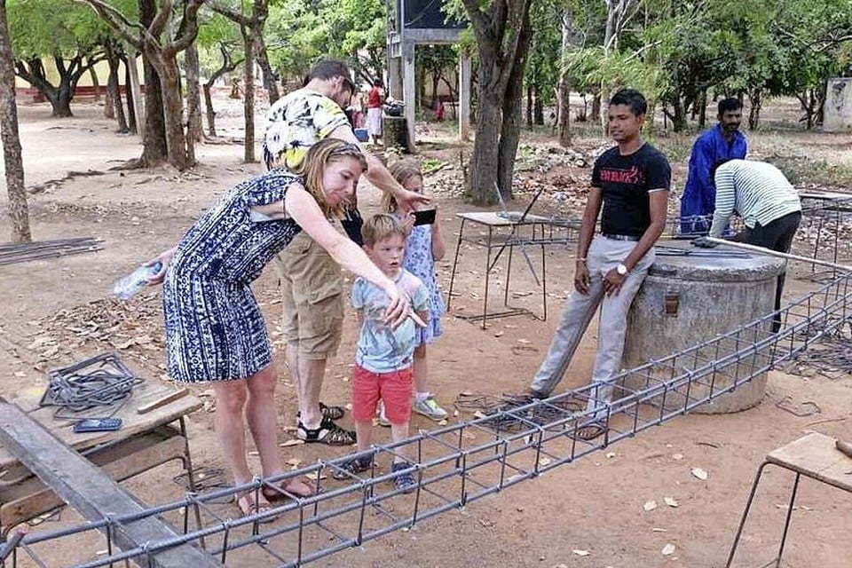 Ivo en Jantine Baars en hun kinderen Fleur en Dion bezochten onlangs de Sri Lankaanse school in aanbouw.