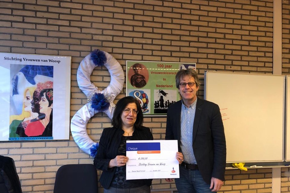 Voorzitter Fahima Popal van Stichting Vrouwen van Weesp is blij met de cheque van Rabobank Amstel en Vecht.