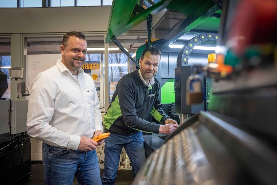 Peter Zijlstra (achter) en Ronald Traas bij een machine van hun bedrijf Trabiss, die bij Scholen aan Zee staat.