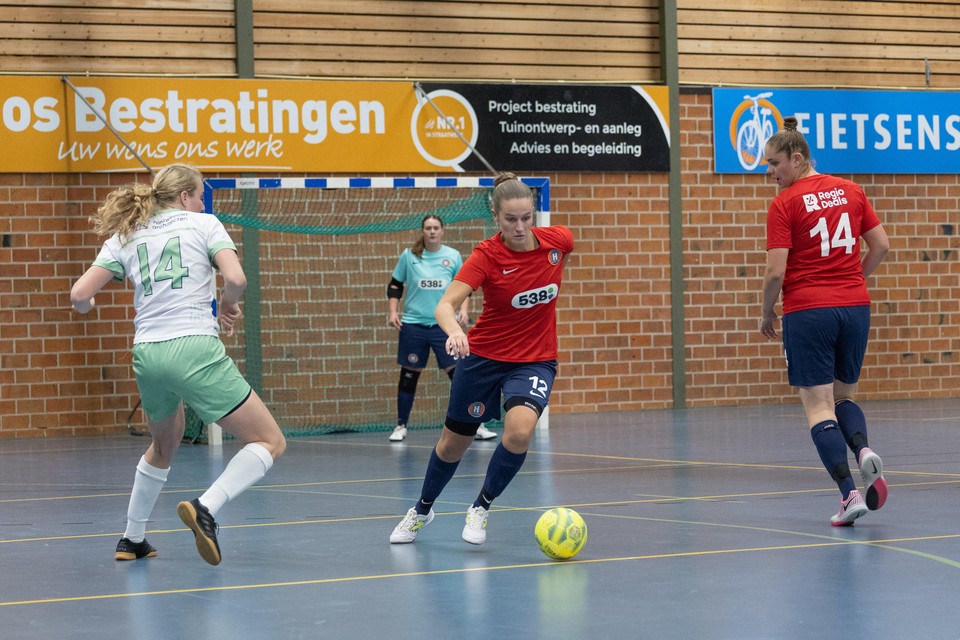 Hovocubo-speelster Benthe Huijsman (r) is Ardine Tijsseling van ZVV Nieuweboer te snel af.