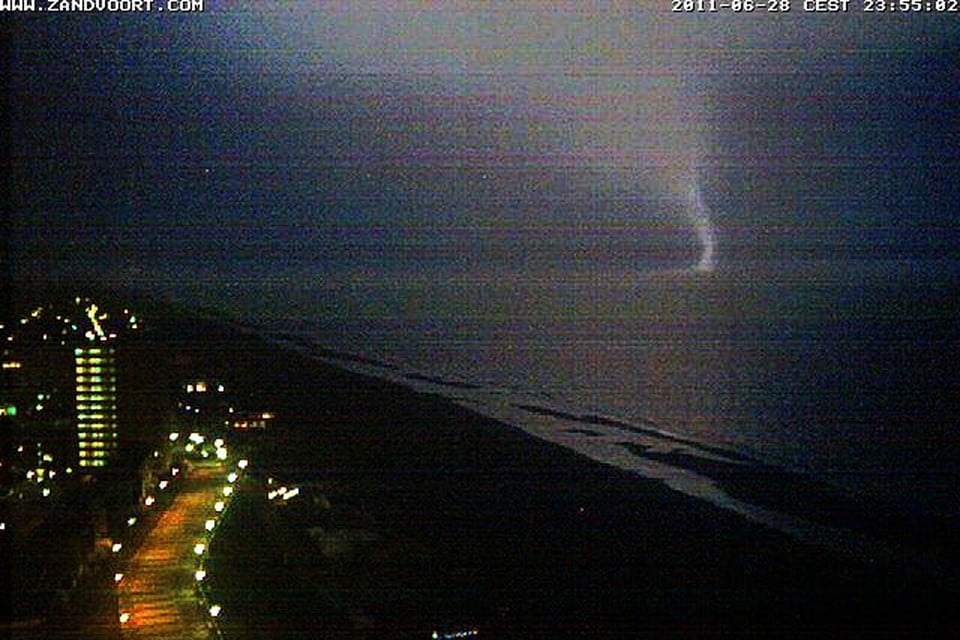De bliksem treft het zeeoppervlak, vijf minuten voor de inslag bij het Palace Hotel. Foto: Zandvoort.com