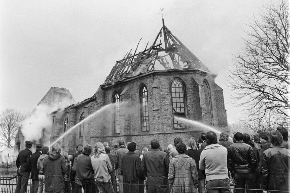 De hervormde kerk van Oude Niedorp uit 1648 in de brand, 3 april 1977. Geen redding mogelijk. Dit najaar wil de gemeente de ruïne aanpakken. FOTO ARCHIEF JOHN OUD