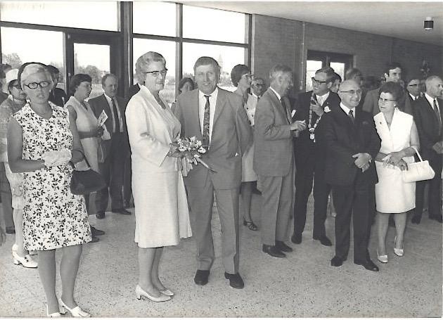 Juni 1970: de sporthal De Kloet wordt geopend door de toenmalige minister Marga Klompé. (miden). Twee jaar later werd het zwembad naast de sporthal gebouwd.