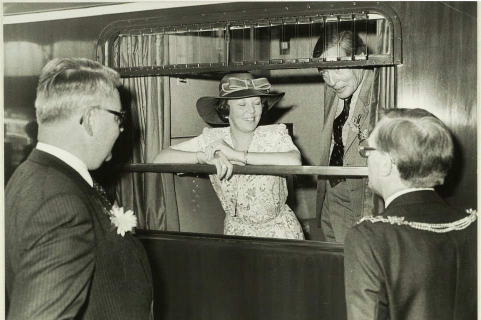 Jan Reehorst (r) zet in 1981 koningin Beatrix en prins Claus op de trein na een bezoek aan Haarlem.