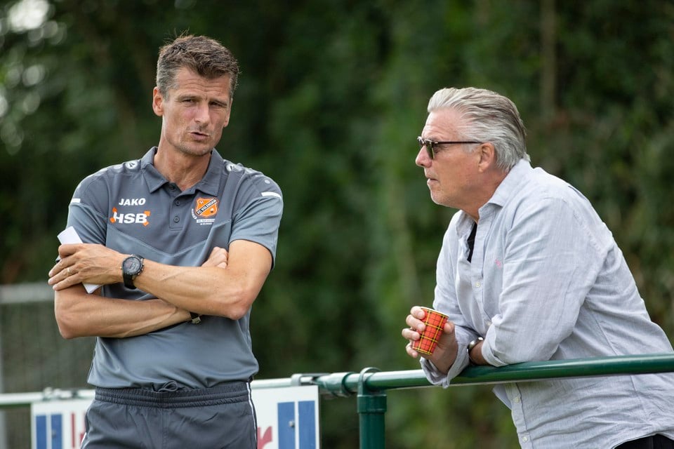 Keje Molenaar (rechts) in overleg met Volendam-trainer Wim Jonk.