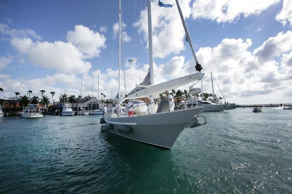 Wubbo Ockels komt begin 2013, na ruim twee maanden varen op zijn eco-schip Ecolution, aan in de haven van Oranjestad op Aruba.