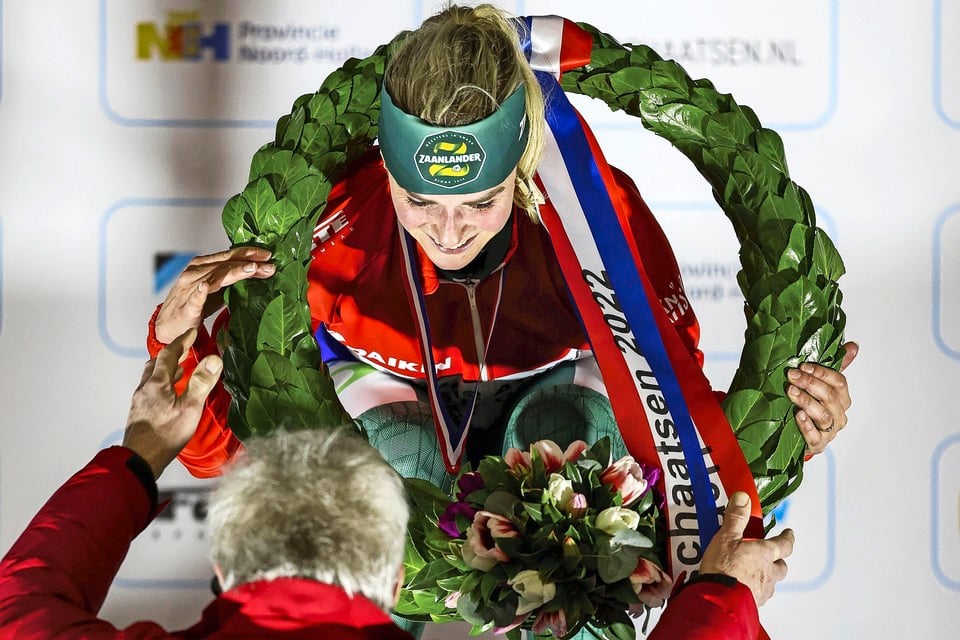 Irene Schouten krijgt de kampioenskrans omgehangen.