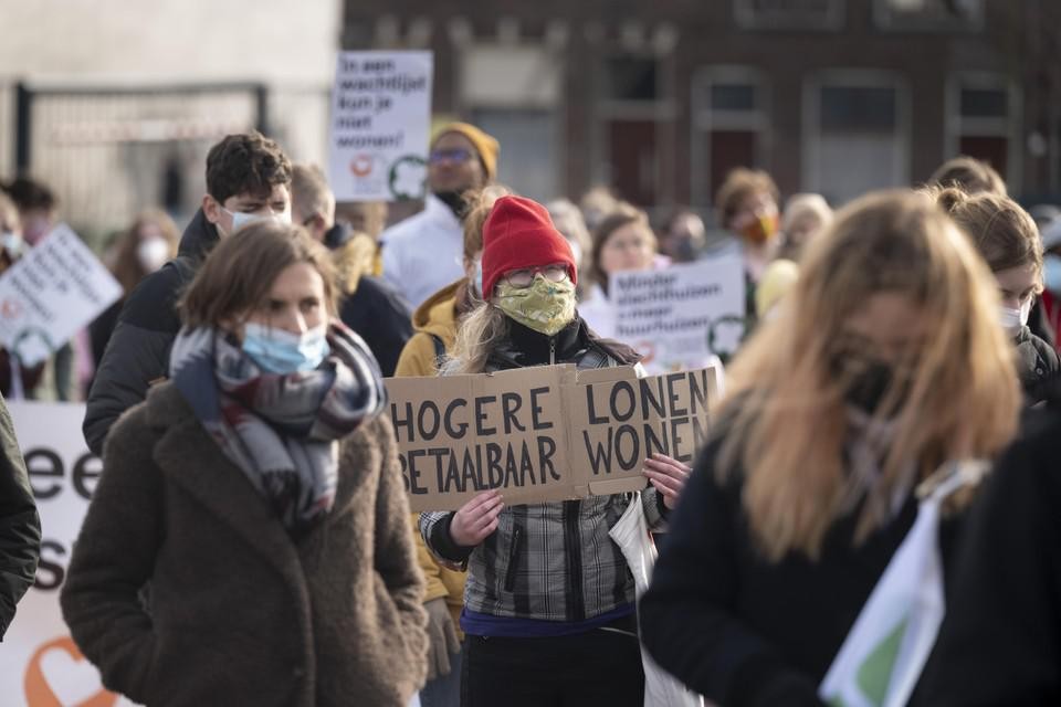 Demonstranten tijdens een woonprotest in Leiden, februari vorig jaar.