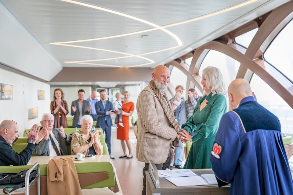 In maart 2019 gaven de Helderse Meindert Vriendjes en Berty Snellens elkaar als eersten het jawoord aan boord van de Texelstroom.