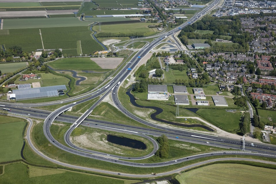 Een luchtfoto van de Westfrisiaweg richting Enkhuizen.