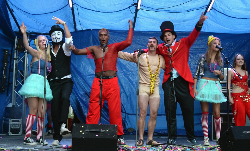 Talentenshow Broekerfeestweek op het Kerkplein, Team 'Circus Kactus' Maximus', Groman in het midden met de rode broek.