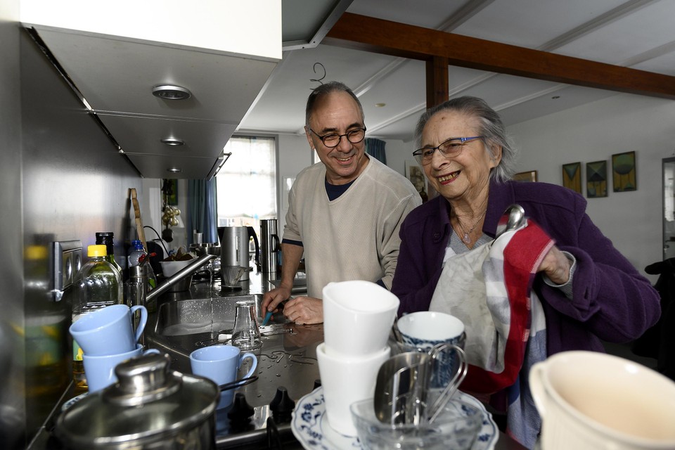 André de Vries en zijn moeder thuis aan de afwas, ruim een week geleden.