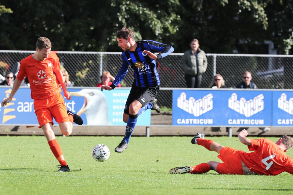Martijn Kuijs (Vitesse’22) kan de tackle van Patrick de Vries (Assendelft) net ontwijken.