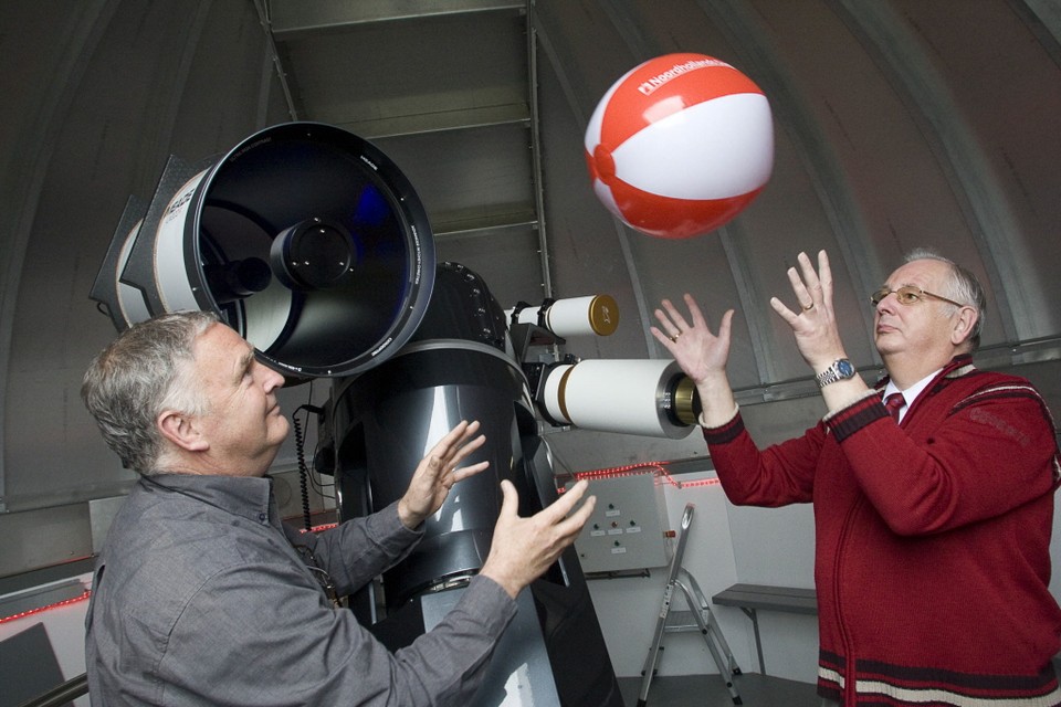 Theo Mulder (links) en Carol Lemmens bij de nieuwste aanwinst van Orion, twee telescopen. FOTO MARCEL ROB