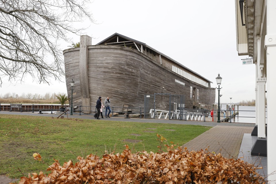 De Ark ligt de komende maanden in de haven van Huizen.