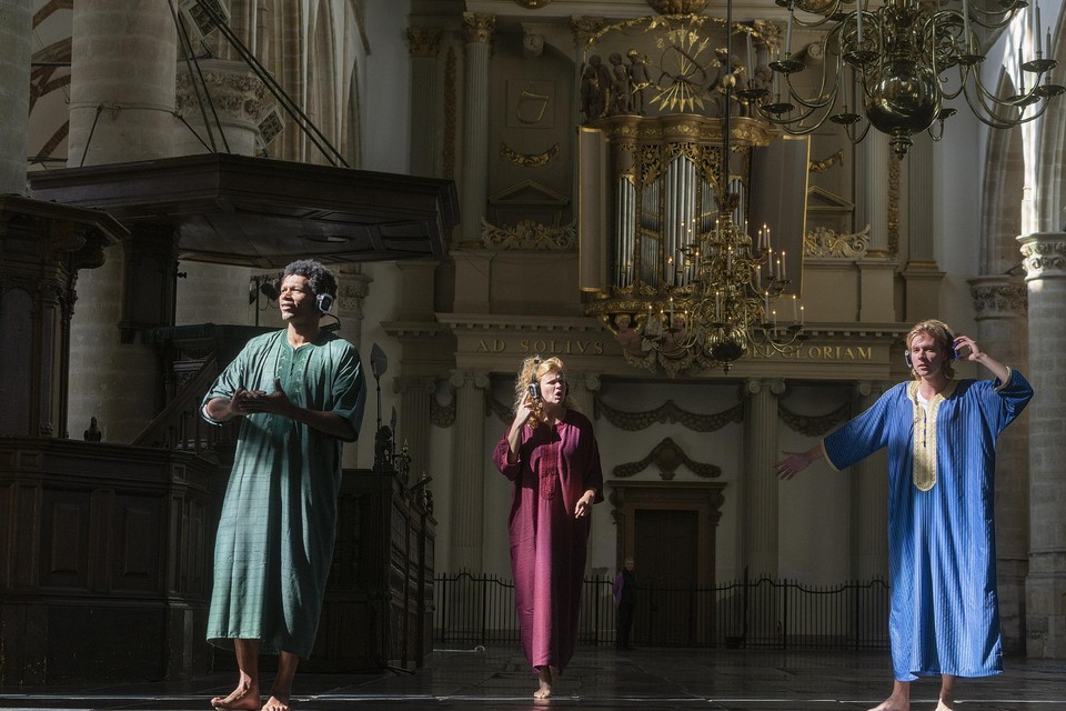 De drie engelen van ’De Wereld op je Kop’ tijdens een repetitie in de Grote Kerk. Van links naar rechts: Gustav Borreman, Reineke Jonker en Allard Medema.