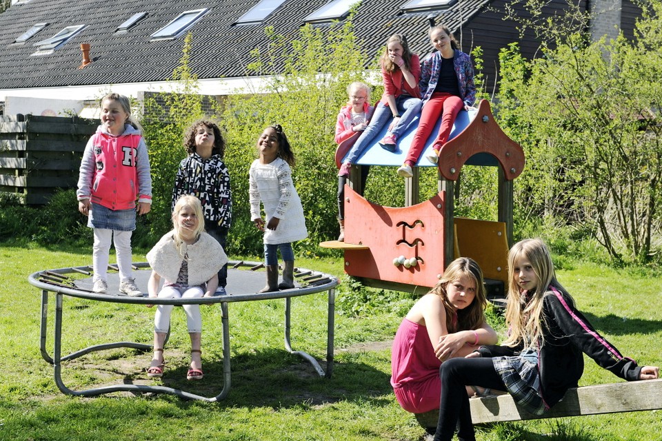 De buurtkinderen van en rond de Iepenlaan zijn boos en verdrietig, omdat hun grote wedstrijdtrampoline op last van de gemeente Schagen weg moest. Foto John Oud