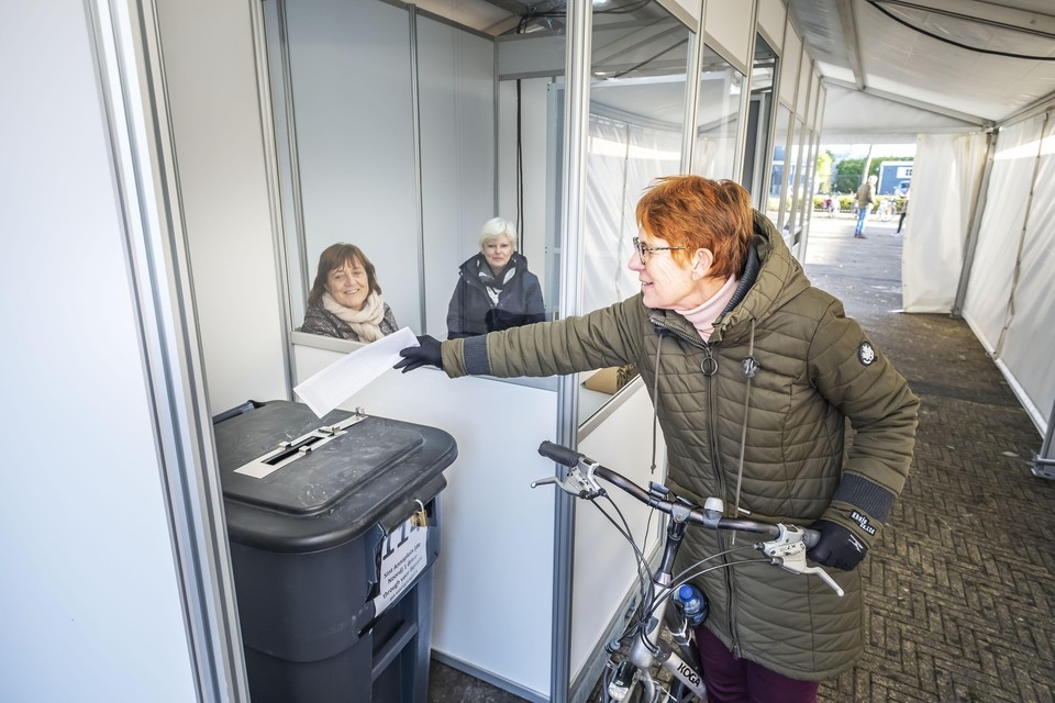 In Heerhugowaard De Noord konden kiezers vanaf hun fiets hun stem uitbrengen.