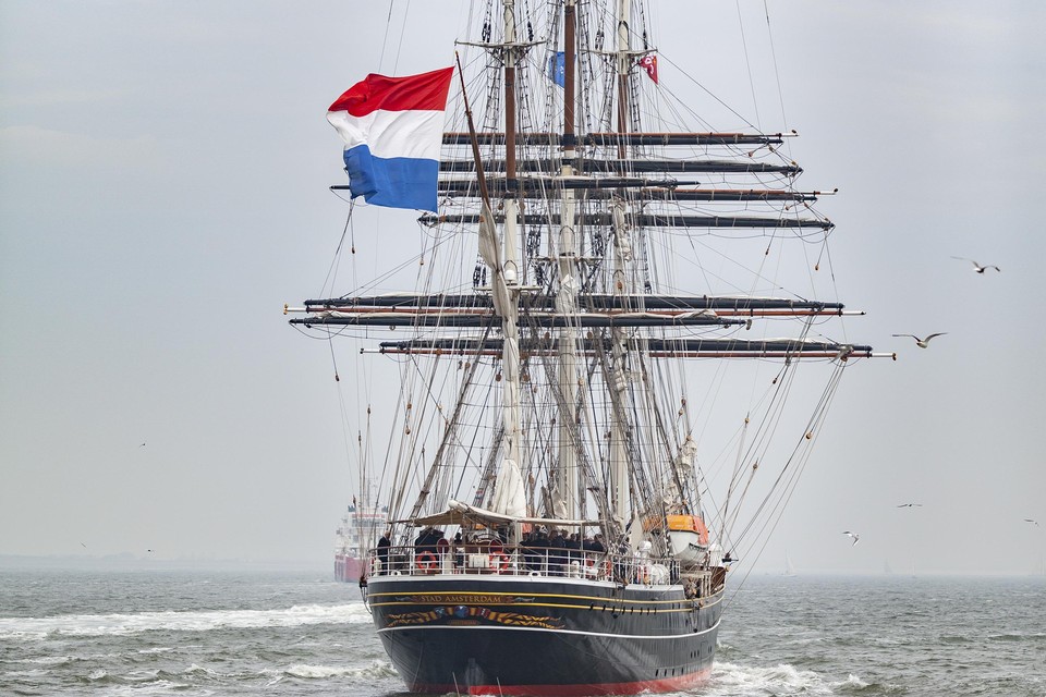 De Stad Amsterdam was een van de schepen die op de Reede van Texel lagen tijdens Sail Den Helder in 2013.