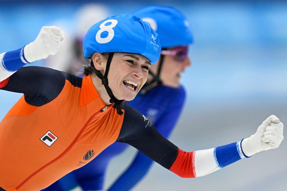 Irene Schouten viert haar overwinning op de massastart tijdens de Olympische Spelen in het Chinese Beijing.