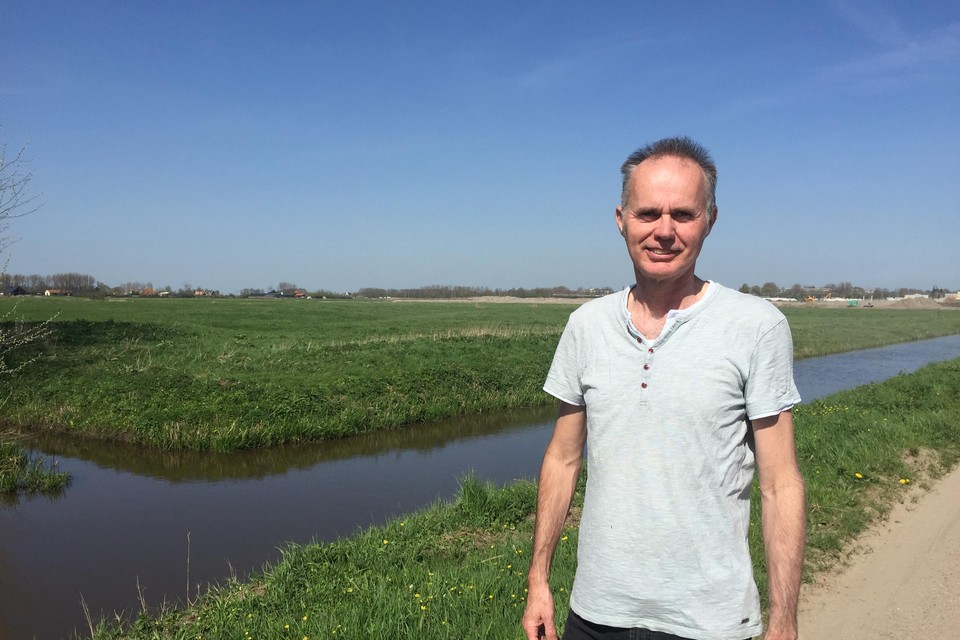 Piet Kleij voor het glooiende landschap dat straks naast Kreekrijk ligt.