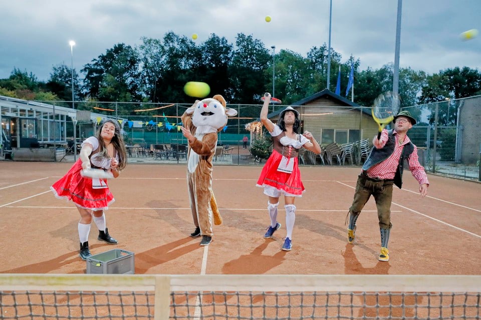 Tennis in Dirndls en Lederhose als voorproefje op het feestweekend ter ere van de fusie tussen de tennisclubs uit Winkel en Nieuwe Niedorp