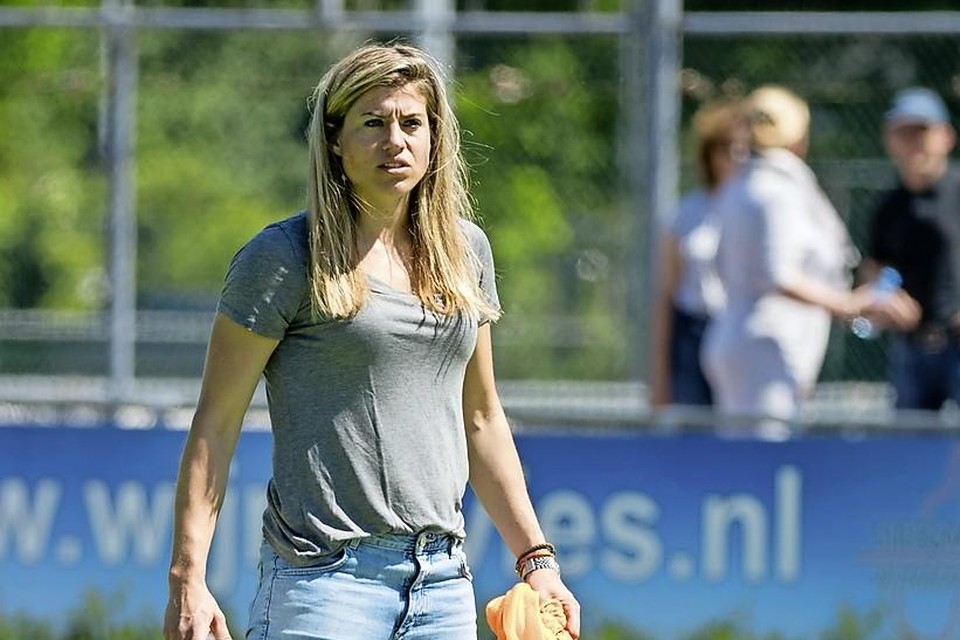 Assistent-coach Kim Lammers tijdens het duel met Nijmegen.