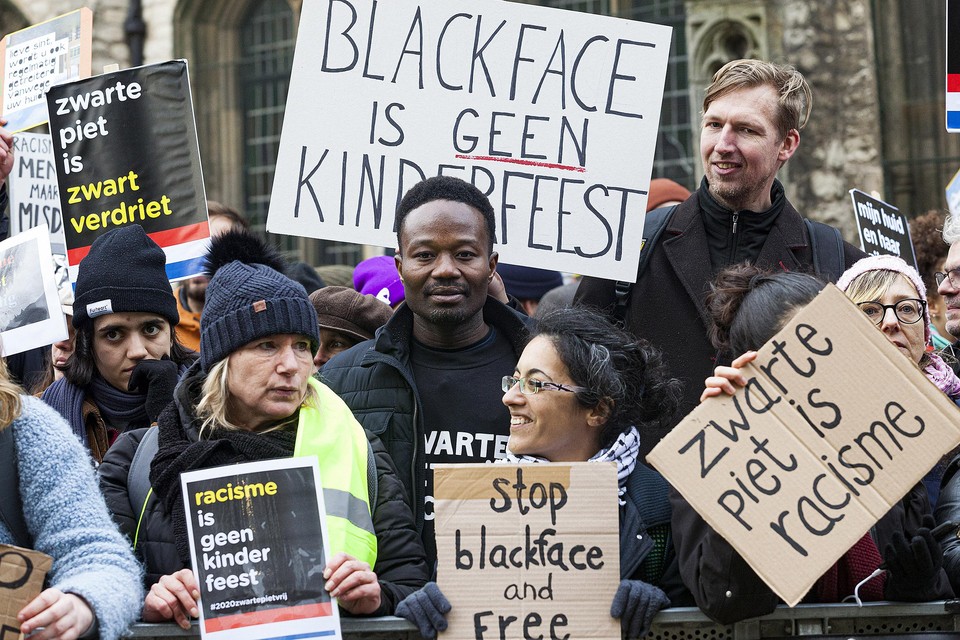 Demonstranten tegen zwarte piet vorig jaar in Alkmaar. KOZP-voorman Jerry Afriyie was er ook.
