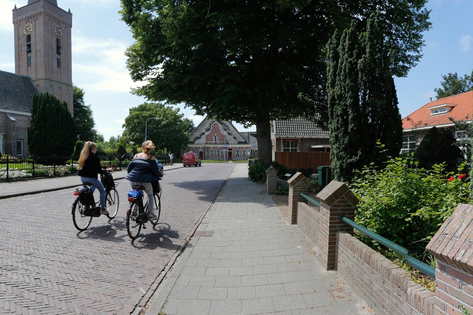De Raadhuisstraat in Wognum. De beschermde status kan ervoor zorgen dat er niet plotseling hoogbouw in de straat komt.