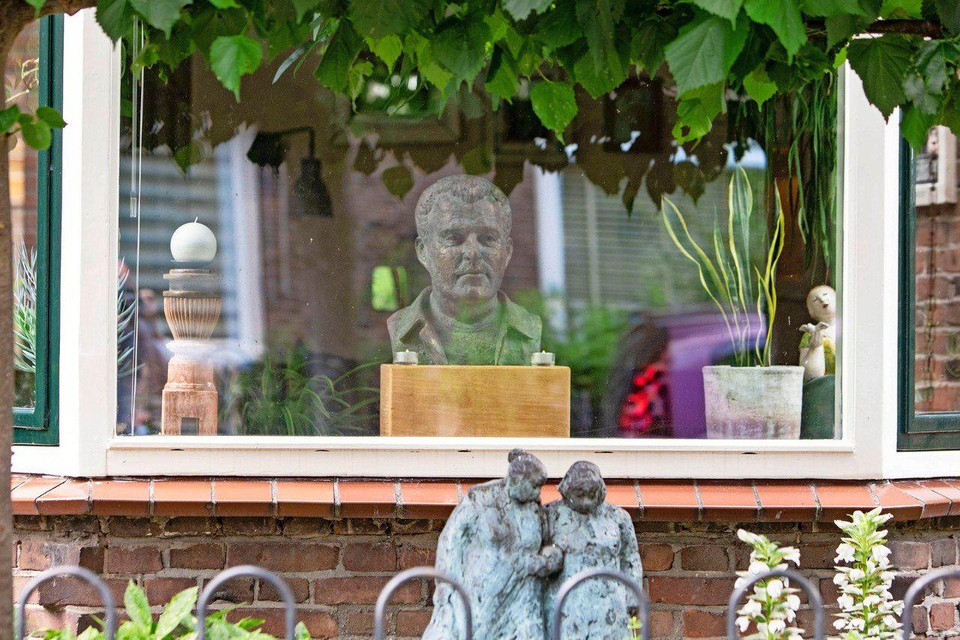 De buste van Peter R. de Vries kijkt uit het raam bij beeldhouwster Nieneke Lamme, die De Vries een kleine twintig jaar geleden vereeuwigde in brons.