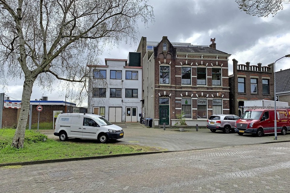 De voormalige fabriekspanden van Deijle aan de Raadhuisstraat, met zes huurwoningen.