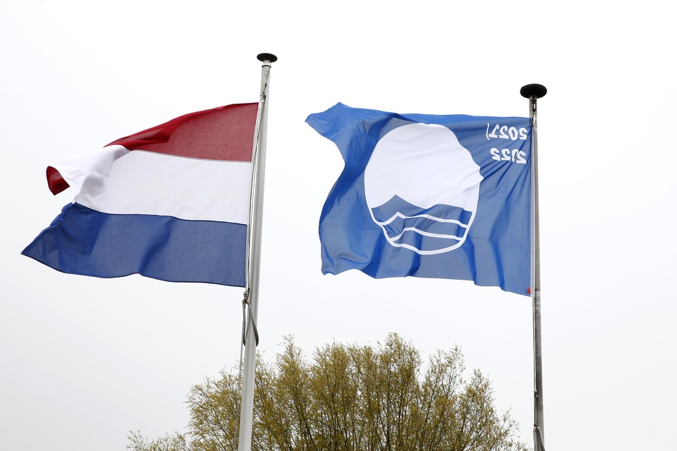 De Blauwe Vlag wappert weer bij de jachthavens.