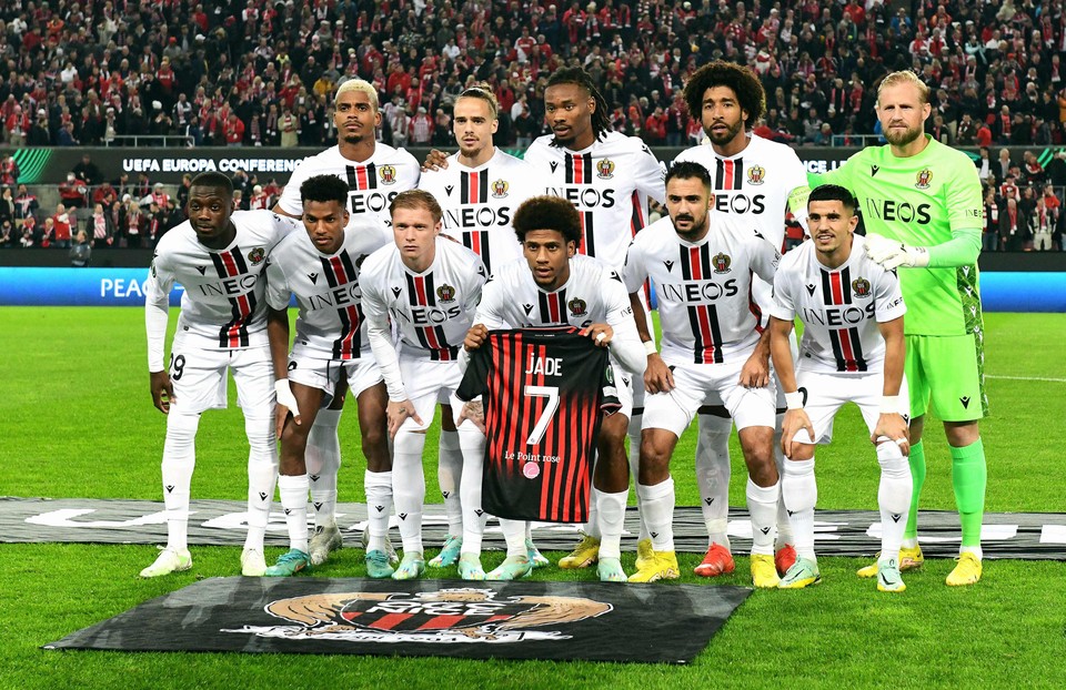 Het elftal van OGC Nice voor de wedstrijd tegen FC Köln. De Franse club werd groepswinnaar in de Conference League en is dus net als AZ in de achtste finale geplaatst.