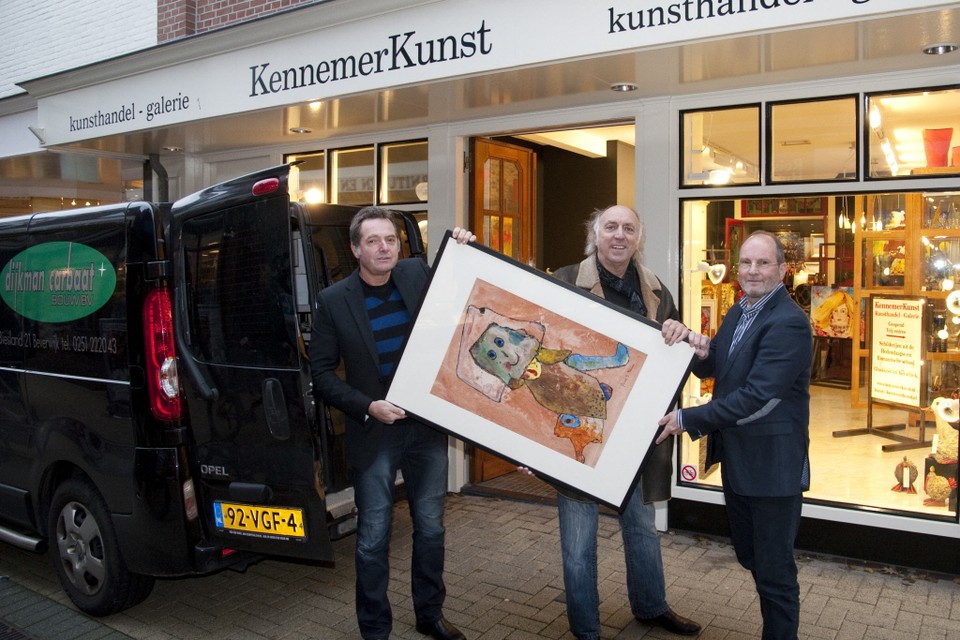 Dijkman Carbaat Bouw BV is de gelukkige eigenaar geworden van een schilderij van René Vermeulen. Foto Kees Blokker 