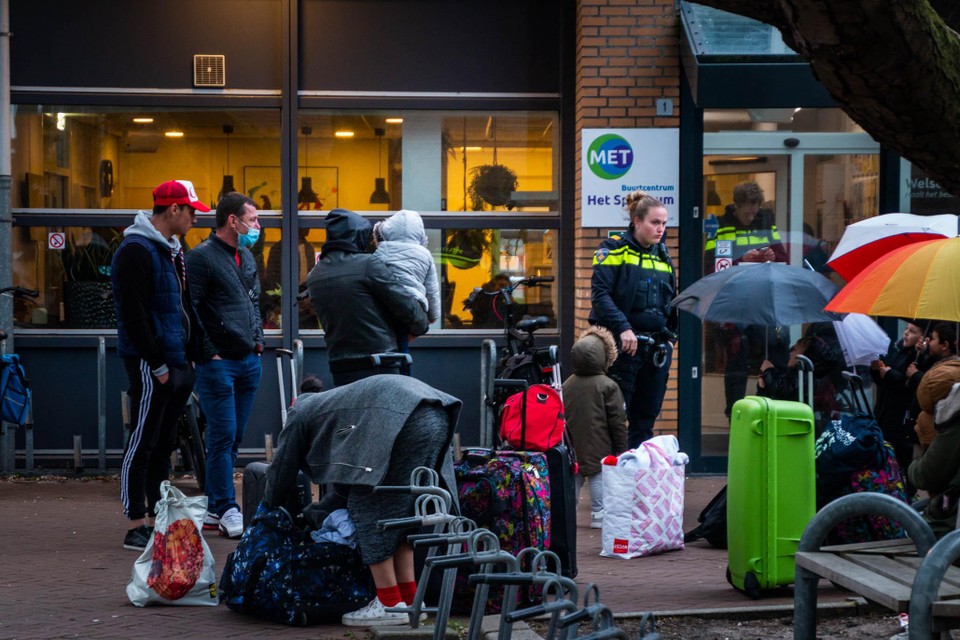 De groep van 28, onder wie 12 kinderen, is woensdagavond met een bus naar een opvanglocatie in Breda gebracht.