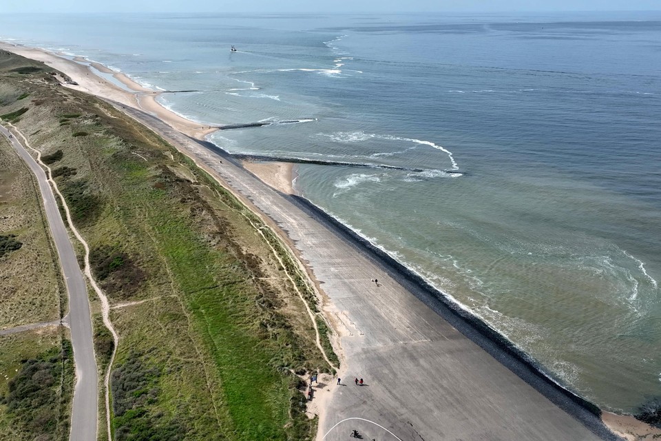De nieuwe strandopgang bij Huisduinen valt duurder uit dan was voorzien.