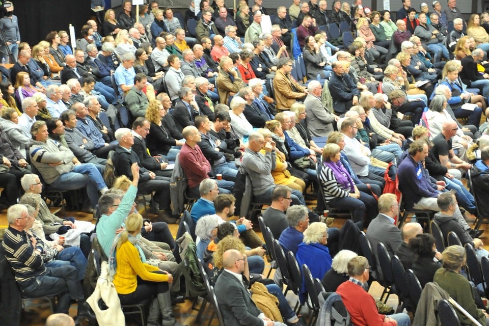 Honderden inwoners van Wijk aan Zee bezochten de bijeenkomst over de zwarte stofregens van Tata Steel.